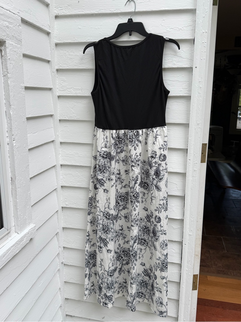 Black & White Rose Bush ๐น๐ฅ Maxi Dress - Picture 4 of 5